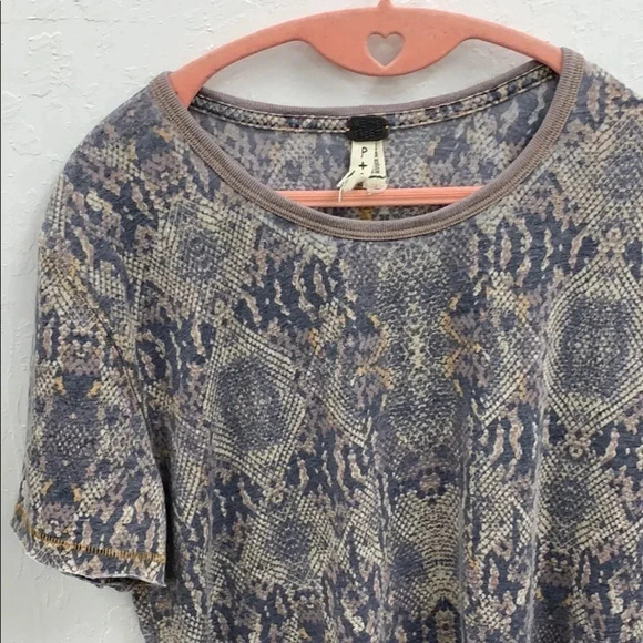 Free People NWT Snake Print Tee Size Small - Picture 3 of 4